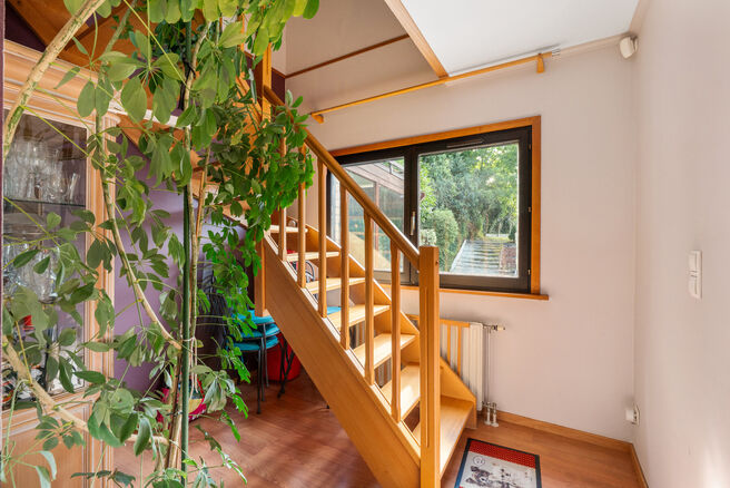 Deze gezinswoning met 4 slaapkamers en 2 badkamers is gelegen in een rustige, residenti&euml;le wijk met weinig verkeer.&nbsp;
De woning beschikt over een ruime, zuidwestelijk geori&euml;nteerde tuin met een groen en landelijk uitzicht.&nbsp;
Dankzij de gunstige ligging 