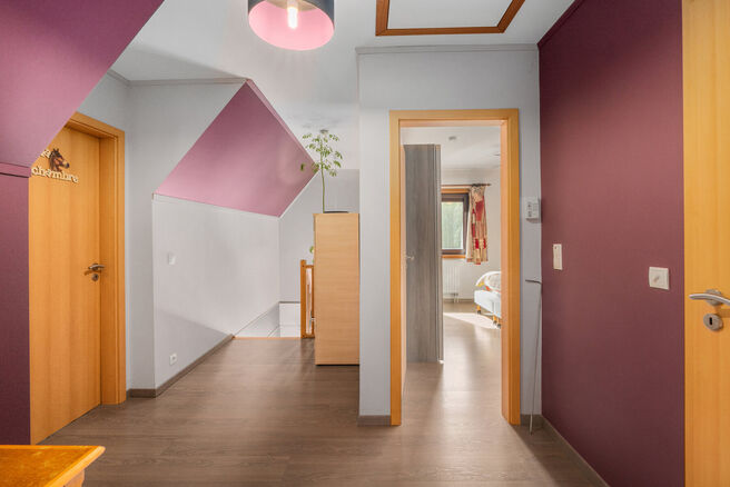 Deze gezinswoning met 4 slaapkamers en 2 badkamers is gelegen in een rustige, residenti&euml;le wijk met weinig verkeer.&nbsp;
De woning beschikt over een ruime, zuidwestelijk geori&euml;nteerde tuin met een groen en landelijk uitzicht.&nbsp;
Dankzij de gunstige ligging 