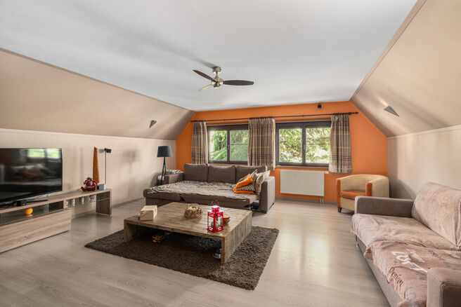 Deze gezinswoning met 4 slaapkamers en 2 badkamers is gelegen in een rustige, residenti&euml;le wijk met weinig verkeer.&nbsp;
De woning beschikt over een ruime, zuidwestelijk geori&euml;nteerde tuin met een groen en landelijk uitzicht.&nbsp;
Dankzij de gunstige ligging 