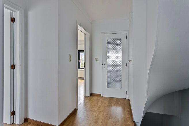 Deze ruime en instapklare woning met drie slaapkamer is uitstekend gelegen op een perceel van maar liefst 10a 60ca en biedt een vlotte verbinding naar zowel Mechelen als Brussel.

Indeling van de woning
Gelijkvloers

Bij binnenkomst via de inkomhal tref j