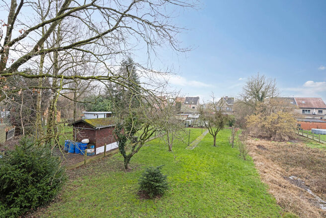 Deze ruime en instapklare woning met drie slaapkamer is uitstekend gelegen op een perceel van maar liefst 10a 60ca en biedt een vlotte verbinding naar zowel Mechelen als Brussel.

Indeling van de woning
Gelijkvloers

Bij binnenkomst via de inkomhal tref j