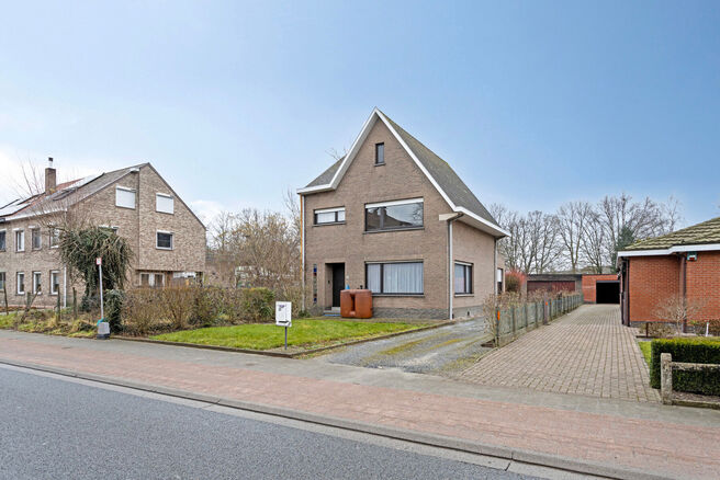 Deze ruime en instapklare woning met drie slaapkamer is uitstekend gelegen op een perceel van maar liefst 10a 60ca en biedt een vlotte verbinding naar zowel Mechelen als Brussel.

Indeling van de woning
Gelijkvloers

Bij binnenkomst via de inkomhal tref j