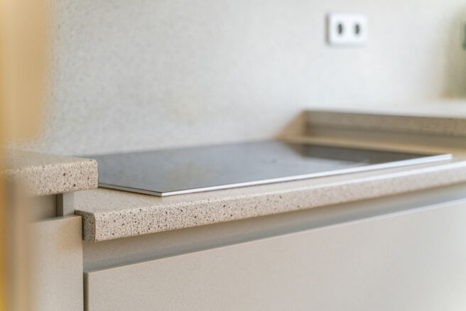 Deze ruime en instapklare woning met drie slaapkamer is uitstekend gelegen op een perceel van maar liefst 10a 60ca en biedt een vlotte verbinding naar zowel Mechelen als Brussel.

Indeling van de woning
Gelijkvloers

Bij binnenkomst via de inkomhal tref j