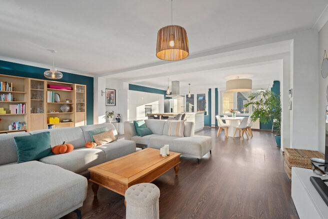 Deze instapklare en energiezuinige gezinswoning met 4 tot 5 slaapkamers bevindt zich in het landelijke Humbeek, deelgemeente van Grimbergen, op een mooi perceel van 711 m². De woning beschikt over een inpandige garage en een polyvalente ruimte op het gel