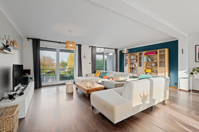 Deze instapklare en energiezuinige gezinswoning met 4 tot 5 slaapkamers bevindt zich in het landelijke Humbeek, deelgemeente van Grimbergen, op een mooi perceel van 711 m². De woning beschikt over een inpandige garage en een polyvalente ruimte op het gel