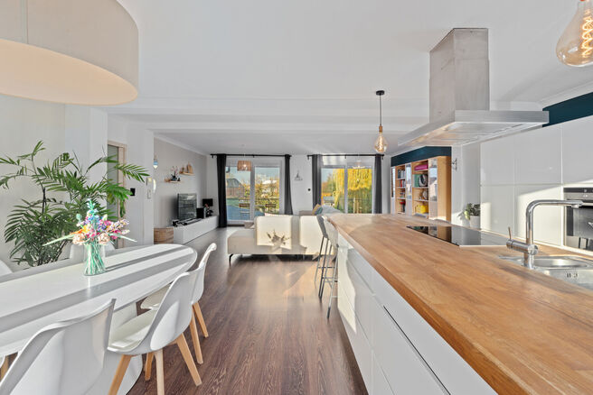 Deze instapklare en energiezuinige gezinswoning met 4 tot 5 slaapkamers bevindt zich in het landelijke Humbeek, deelgemeente van Grimbergen, op een mooi perceel van 711 m². De woning beschikt over een inpandige garage en een polyvalente ruimte op het gel