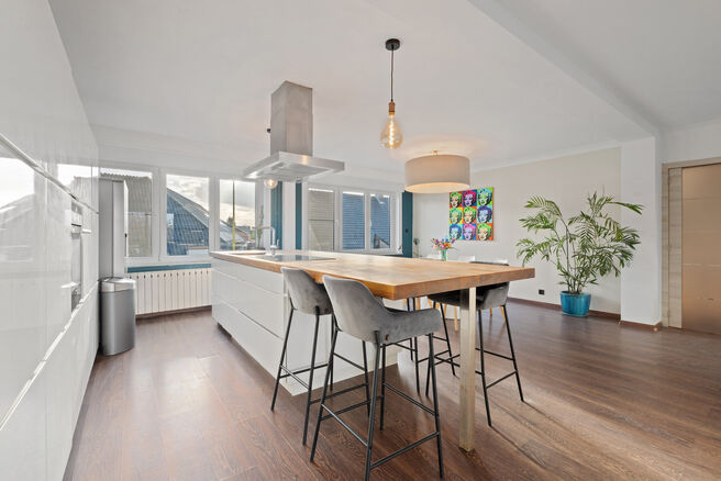 Deze instapklare en energiezuinige gezinswoning met 4 tot 5 slaapkamers bevindt zich in het landelijke Humbeek, deelgemeente van Grimbergen, op een mooi perceel van 711 m². De woning beschikt over een inpandige garage en een polyvalente ruimte op het gel