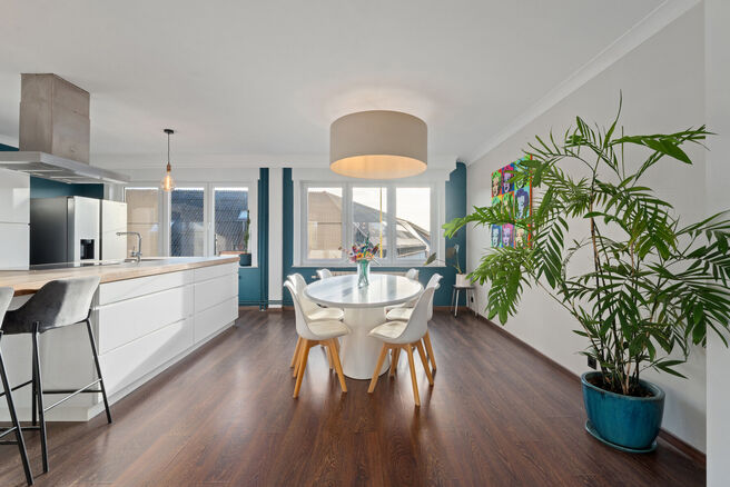 Deze instapklare en energiezuinige gezinswoning met 4 tot 5 slaapkamers bevindt zich in het landelijke Humbeek, deelgemeente van Grimbergen, op een mooi perceel van 711 m². De woning beschikt over een inpandige garage en een polyvalente ruimte op het gel