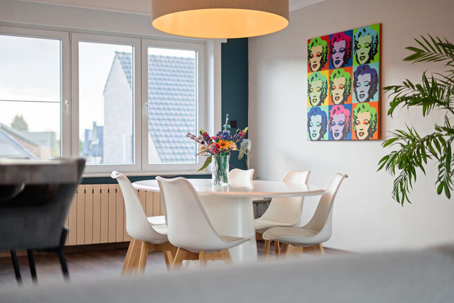 Deze instapklare en energiezuinige gezinswoning met 4 tot 5 slaapkamers bevindt zich in het landelijke Humbeek, deelgemeente van Grimbergen, op een mooi perceel van 711 m². De woning beschikt over een inpandige garage en een polyvalente ruimte op het gel