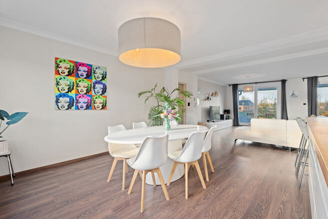 Deze instapklare en energiezuinige gezinswoning met 4 tot 5 slaapkamers bevindt zich in het landelijke Humbeek, deelgemeente van Grimbergen, op een mooi perceel van 711 m². De woning beschikt over een inpandige garage en een polyvalente ruimte op het gel