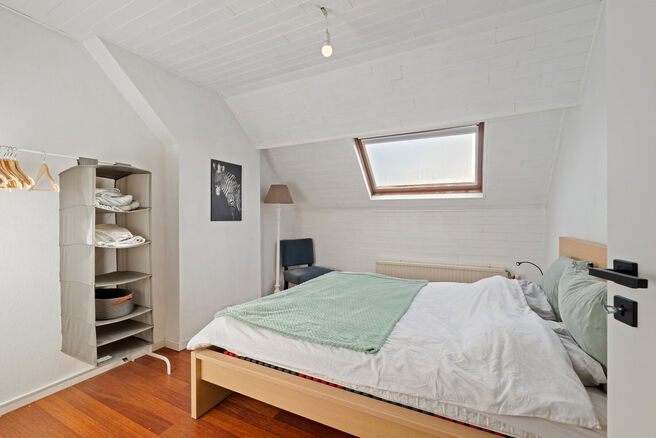 Deze instapklare en energiezuinige gezinswoning met 4 tot 5 slaapkamers bevindt zich in het landelijke Humbeek, deelgemeente van Grimbergen, op een mooi perceel van 711 m². De woning beschikt over een inpandige garage en een polyvalente ruimte op het gel