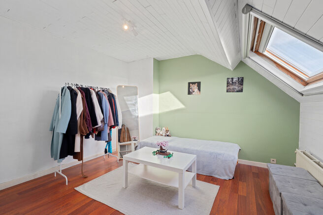 Deze instapklare en energiezuinige gezinswoning met 4 tot 5 slaapkamers bevindt zich in het landelijke Humbeek, deelgemeente van Grimbergen, op een mooi perceel van 711 m². De woning beschikt over een inpandige garage en een polyvalente ruimte op het gel