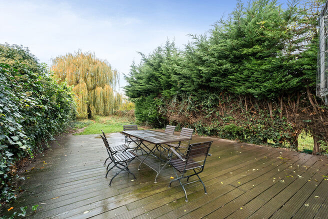 Deze instapklare en energiezuinige gezinswoning met 4 tot 5 slaapkamers bevindt zich in het landelijke Humbeek, deelgemeente van Grimbergen, op een mooi perceel van 711 m². De woning beschikt over een inpandige garage en een polyvalente ruimte op het gel