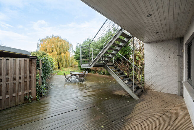 Deze instapklare en energiezuinige gezinswoning met 4 tot 5 slaapkamers bevindt zich in het landelijke Humbeek, deelgemeente van Grimbergen, op een mooi perceel van 711 m². De woning beschikt over een inpandige garage en een polyvalente ruimte op het gel