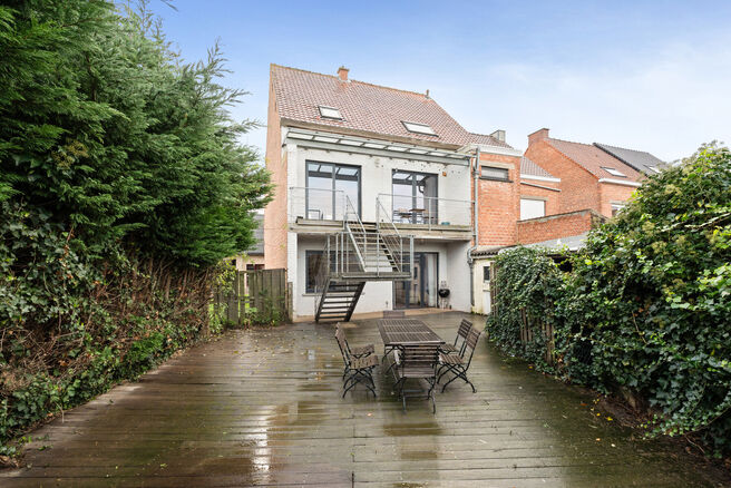 Deze instapklare en energiezuinige gezinswoning met 4 tot 5 slaapkamers bevindt zich in het landelijke Humbeek, deelgemeente van Grimbergen, op een mooi perceel van 711 m². De woning beschikt over een inpandige garage en een polyvalente ruimte op het gel