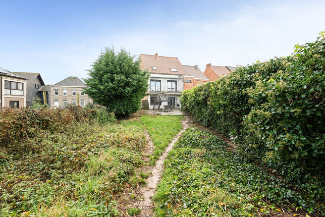 Deze instapklare en energiezuinige gezinswoning met 4 tot 5 slaapkamers bevindt zich in het landelijke Humbeek, deelgemeente van Grimbergen, op een mooi perceel van 711 m². De woning beschikt over een inpandige garage en een polyvalente ruimte op het gel
