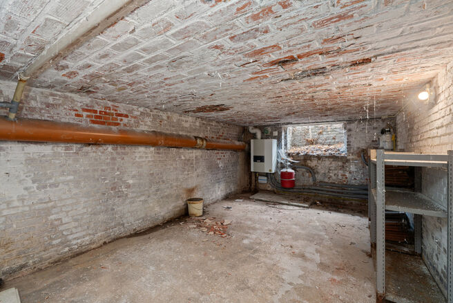 Deze instapklare en energiezuinige gezinswoning met 4 tot 5 slaapkamers bevindt zich in het landelijke Humbeek, deelgemeente van Grimbergen, op een mooi perceel van 711 m². De woning beschikt over een inpandige garage en een polyvalente ruimte op het gel