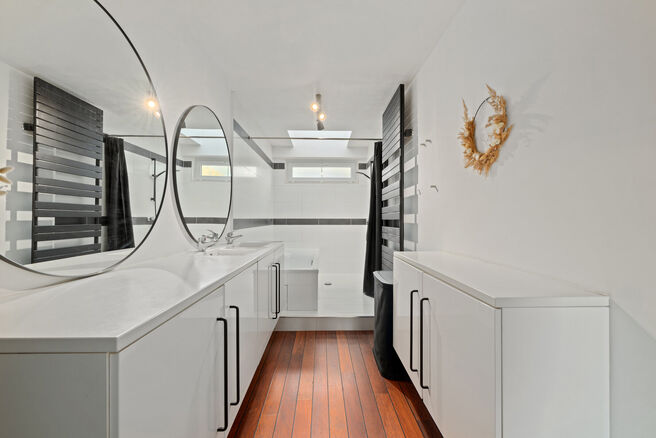 Deze instapklare en energiezuinige gezinswoning met 4 tot 5 slaapkamers bevindt zich in het landelijke Humbeek, deelgemeente van Grimbergen, op een mooi perceel van 711 m&sup2;. De woning beschikt over een inpandige garage en een polyvalente ruimte op het gel