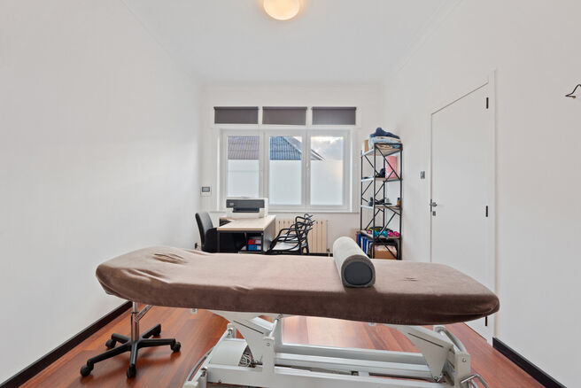 Deze instapklare en energiezuinige gezinswoning met 4 tot 5 slaapkamers bevindt zich in het landelijke Humbeek, deelgemeente van Grimbergen, op een mooi perceel van 711 m&sup2;. De woning beschikt over een inpandige garage en een polyvalente ruimte op het gel