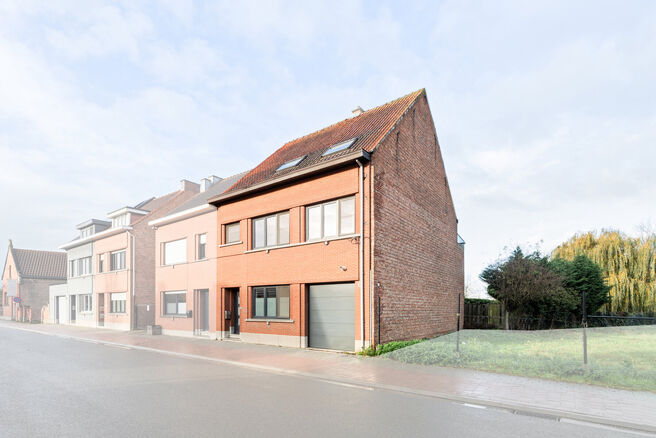 Deze instapklare en energiezuinige gezinswoning met 4 tot 5 slaapkamers bevindt zich in het landelijke Humbeek, deelgemeente van Grimbergen, op een mooi perceel van 711 m&sup2;. De woning beschikt over een inpandige garage en een polyvalente ruimte op het gel