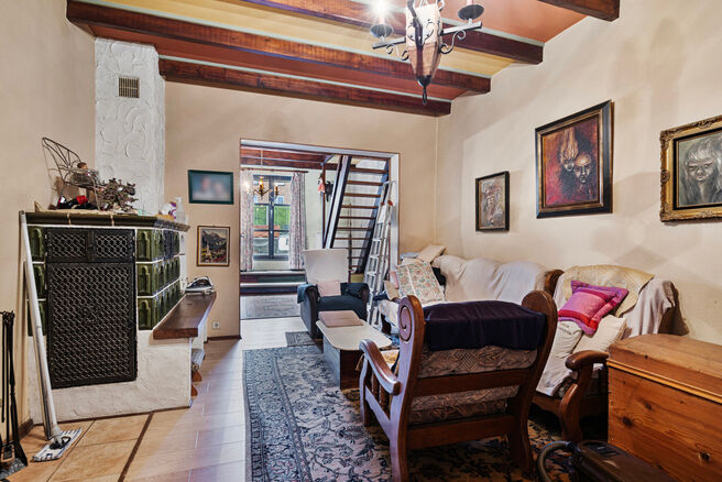 Deze pittoreske gezinswoning op uitstekende locatie heeft 2 slaapkamers (mogelijkheid tot 3de slaapkamer), kelder, veranda en een zuid georiënteerd terras.

INDELING
Men betreedt de woning via een inkomhal die leidt naar het eerste salon. Aansluitend bev