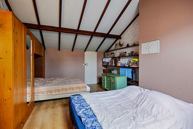 Deze pittoreske gezinswoning op uitstekende locatie heeft 2 slaapkamers (mogelijkheid tot 3de slaapkamer), kelder, veranda en een zuid georiënteerd terras.

INDELING
Men betreedt de woning via een inkomhal die leidt naar het eerste salon. Aansluitend bev