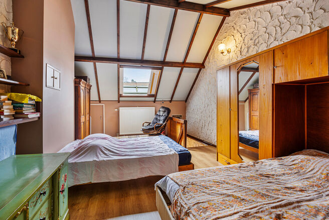 Deze pittoreske gezinswoning op uitstekende locatie heeft 2 slaapkamers (mogelijkheid tot 3de slaapkamer), kelder, veranda en een zuid georiënteerd terras.

INDELING
Men betreedt de woning via een inkomhal die leidt naar het eerste salon. Aansluitend bev