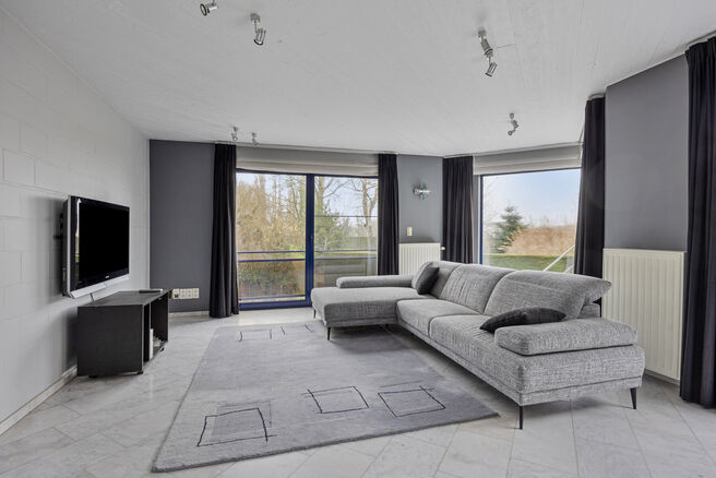 Deze ruime gezinswoning met drie slaapkamers, een praktische en ruime garage en een prachtig aangelegde tuin is uitstekend gelegen in een rustige, landelijke omgeving.

Indeling van de woning:

Bij binnenkomst betreedt u de inkomhal met een apart toilet e