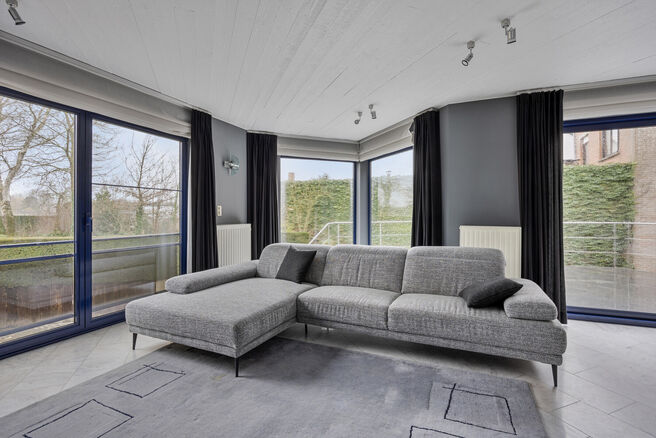 Deze ruime gezinswoning met drie slaapkamers, een praktische en ruime garage en een prachtig aangelegde tuin is uitstekend gelegen in een rustige, landelijke omgeving.

Indeling van de woning:

Bij binnenkomst betreedt u de inkomhal met een apart toilet e