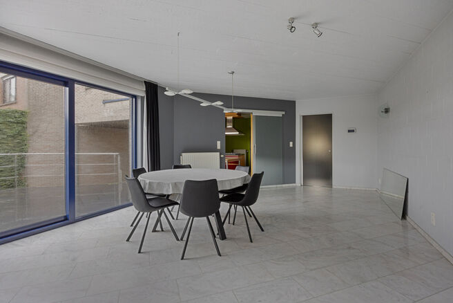 Deze ruime gezinswoning met drie slaapkamers, een praktische en ruime garage en een prachtig aangelegde tuin is uitstekend gelegen in een rustige, landelijke omgeving.

Indeling van de woning:

Bij binnenkomst betreedt u de inkomhal met een apart toilet e