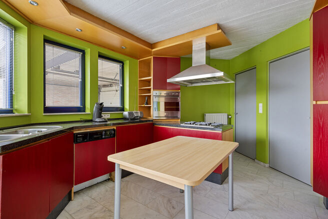 Deze ruime gezinswoning met drie slaapkamers, een praktische en ruime garage en een prachtig aangelegde tuin is uitstekend gelegen in een rustige, landelijke omgeving.

Indeling van de woning:

Bij binnenkomst betreedt u de inkomhal met een apart toilet e