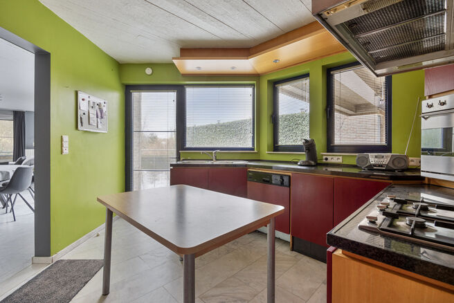 Deze ruime gezinswoning met drie slaapkamers, een praktische en ruime garage en een prachtig aangelegde tuin is uitstekend gelegen in een rustige, landelijke omgeving.

Indeling van de woning:

Bij binnenkomst betreedt u de inkomhal met een apart toilet e