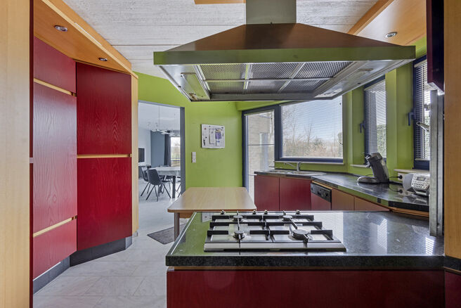 Deze ruime gezinswoning met drie slaapkamers, een praktische en ruime garage en een prachtig aangelegde tuin is uitstekend gelegen in een rustige, landelijke omgeving.

Indeling van de woning:

Bij binnenkomst betreedt u de inkomhal met een apart toilet e