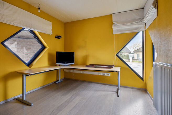 Deze ruime gezinswoning met drie slaapkamers, een praktische en ruime garage en een prachtig aangelegde tuin is uitstekend gelegen in een rustige, landelijke omgeving.

Indeling van de woning:

Bij binnenkomst betreedt u de inkomhal met een apart toilet e