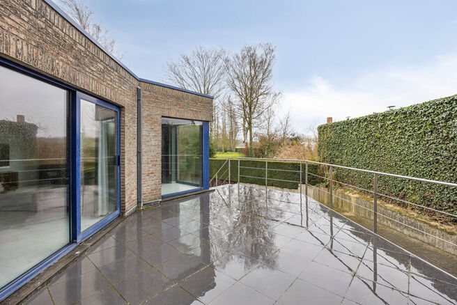 Deze ruime gezinswoning met drie slaapkamers, een praktische en ruime garage en een prachtig aangelegde tuin is uitstekend gelegen in een rustige, landelijke omgeving.

Indeling van de woning:

Bij binnenkomst betreedt u de inkomhal met een apart toilet e