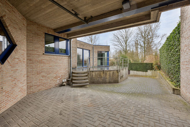 Deze ruime gezinswoning met drie slaapkamers, een praktische en ruime garage en een prachtig aangelegde tuin is uitstekend gelegen in een rustige, landelijke omgeving.

Indeling van de woning:

Bij binnenkomst betreedt u de inkomhal met een apart toilet e