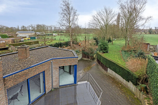 Deze ruime gezinswoning met drie slaapkamers, een praktische en ruime garage en een prachtig aangelegde tuin is uitstekend gelegen in een rustige, landelijke omgeving.

Indeling van de woning:

Bij binnenkomst betreedt u de inkomhal met een apart toilet e