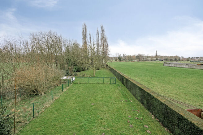 Deze ruime gezinswoning met drie slaapkamers, een praktische en ruime garage en een prachtig aangelegde tuin is uitstekend gelegen in een rustige, landelijke omgeving.

Indeling van de woning:

Bij binnenkomst betreedt u de inkomhal met een apart toilet e
