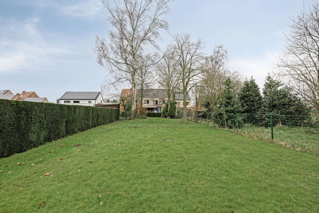 Deze ruime gezinswoning met drie slaapkamers, een praktische en ruime garage en een prachtig aangelegde tuin is uitstekend gelegen in een rustige, landelijke omgeving.

Indeling van de woning:

Bij binnenkomst betreedt u de inkomhal met een apart toilet e
