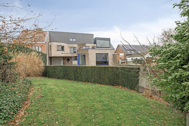 Deze ruime gezinswoning met drie slaapkamers, een praktische en ruime garage en een prachtig aangelegde tuin is uitstekend gelegen in een rustige, landelijke omgeving.

Indeling van de woning:

Bij binnenkomst betreedt u de inkomhal met een apart toilet e