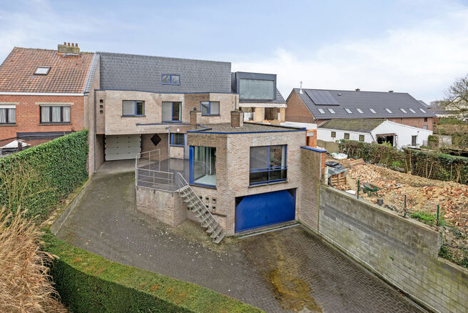 Deze ruime gezinswoning met drie slaapkamers, een praktische en ruime garage en een prachtig aangelegde tuin is uitstekend gelegen in een rustige, landelijke omgeving.

Indeling van de woning:

Bij binnenkomst betreedt u de inkomhal met een apart toilet e