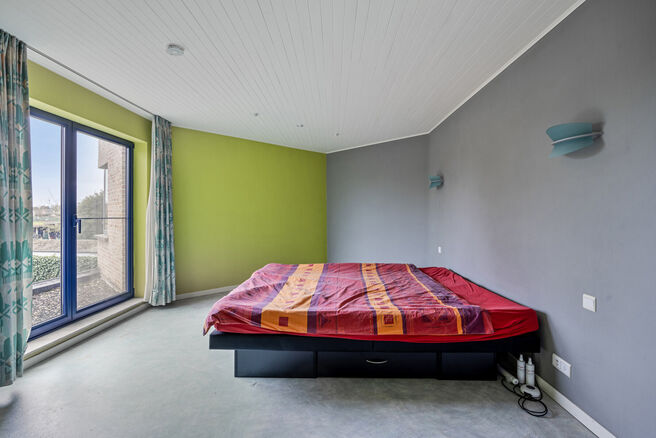 Deze ruime gezinswoning met drie slaapkamers, een praktische en ruime garage en een prachtig aangelegde tuin is uitstekend gelegen in een rustige, landelijke omgeving.

Indeling van de woning:

Bij binnenkomst betreedt u de inkomhal met een apart toilet e