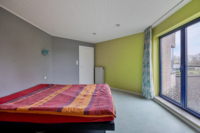 Deze ruime gezinswoning met drie slaapkamers, een praktische en ruime garage en een prachtig aangelegde tuin is uitstekend gelegen in een rustige, landelijke omgeving.

Indeling van de woning:

Bij binnenkomst betreedt u de inkomhal met een apart toilet e