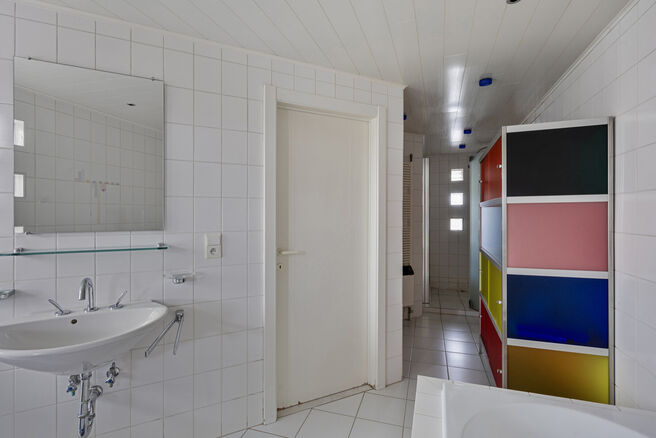 Deze ruime gezinswoning met drie slaapkamers, een praktische en ruime garage en een prachtig aangelegde tuin is uitstekend gelegen in een rustige, landelijke omgeving.

Indeling van de woning:

Bij binnenkomst betreedt u de inkomhal met een apart toilet e