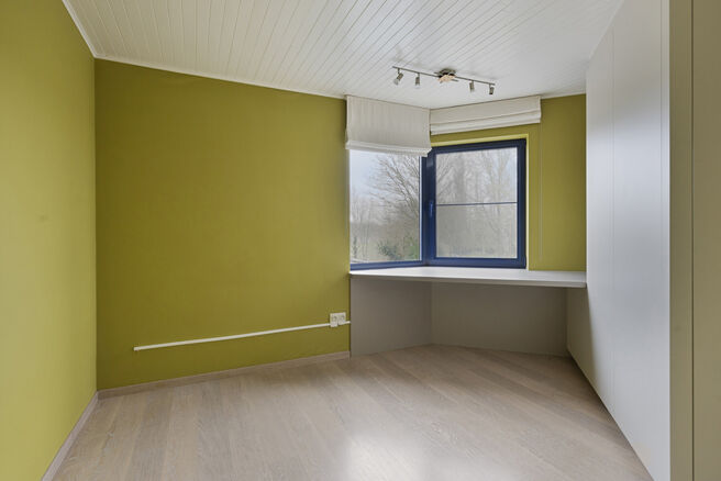 Deze ruime gezinswoning met drie slaapkamers, een praktische en ruime garage en een prachtig aangelegde tuin is uitstekend gelegen in een rustige, landelijke omgeving.

Indeling van de woning:

Bij binnenkomst betreedt u de inkomhal met een apart toilet e