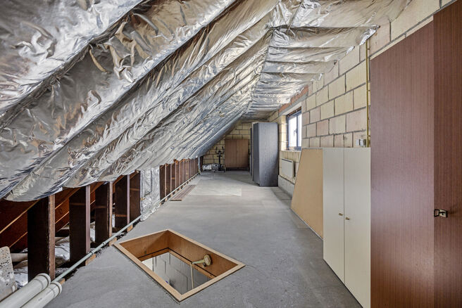 Deze ruime gezinswoning met drie slaapkamers, een praktische en ruime garage en een prachtig aangelegde tuin is uitstekend gelegen in een rustige, landelijke omgeving.

Indeling van de woning:

Bij binnenkomst betreedt u de inkomhal met een apart toilet e
