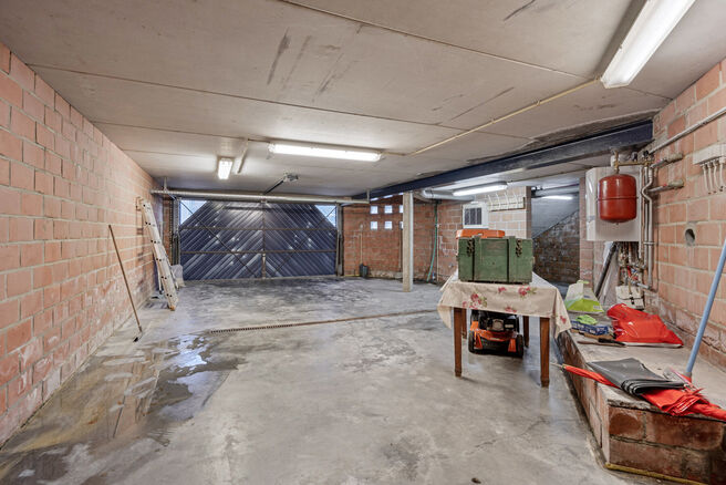 Deze ruime gezinswoning met drie slaapkamers, een praktische en ruime garage en een prachtig aangelegde tuin is uitstekend gelegen in een rustige, landelijke omgeving.

Indeling van de woning:

Bij binnenkomst betreedt u de inkomhal met een apart toilet e
