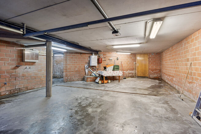 Deze ruime gezinswoning met drie slaapkamers, een praktische en ruime garage en een prachtig aangelegde tuin is uitstekend gelegen in een rustige, landelijke omgeving.

Indeling van de woning:

Bij binnenkomst betreedt u de inkomhal met een apart toilet e