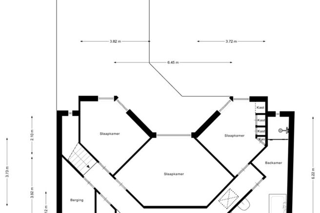 Deze ruime gezinswoning met drie slaapkamers, een praktische en ruime garage en een prachtig aangelegde tuin is uitstekend gelegen in een rustige, landelijke omgeving.

Indeling van de woning:

Bij binnenkomst betreedt u de inkomhal met een apart toilet e