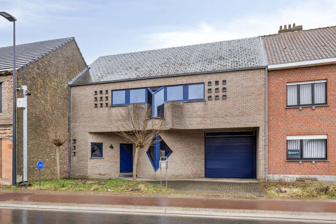 Deze ruime gezinswoning met drie slaapkamers, een praktische en ruime garage en een prachtig aangelegde tuin is uitstekend gelegen in een rustige, landelijke omgeving.

Indeling van de woning:

Bij binnenkomst betreedt u de inkomhal met een apart toilet e